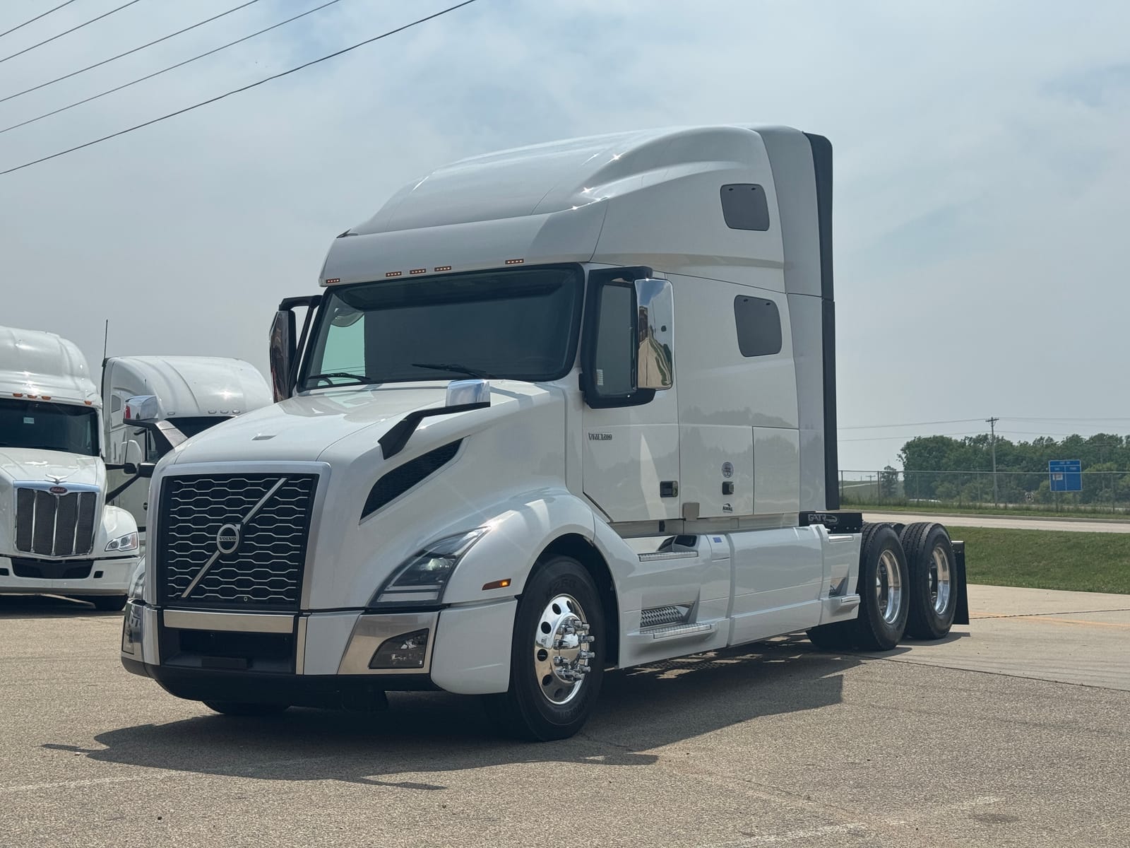 2023 VOLVO VNL64T760